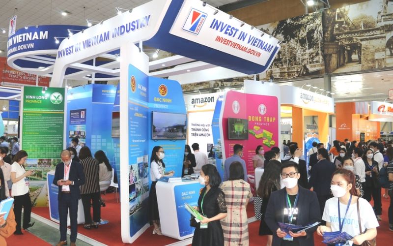 International buyers discussing sourcing operations with suppliers in Vietnam